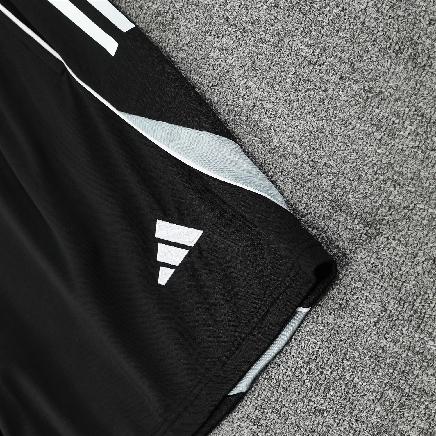 AlphaJersey-Real Madrid 25-26 Short-Sleeve Training Set - Grey Arrow Pattern Top & Black Shorts