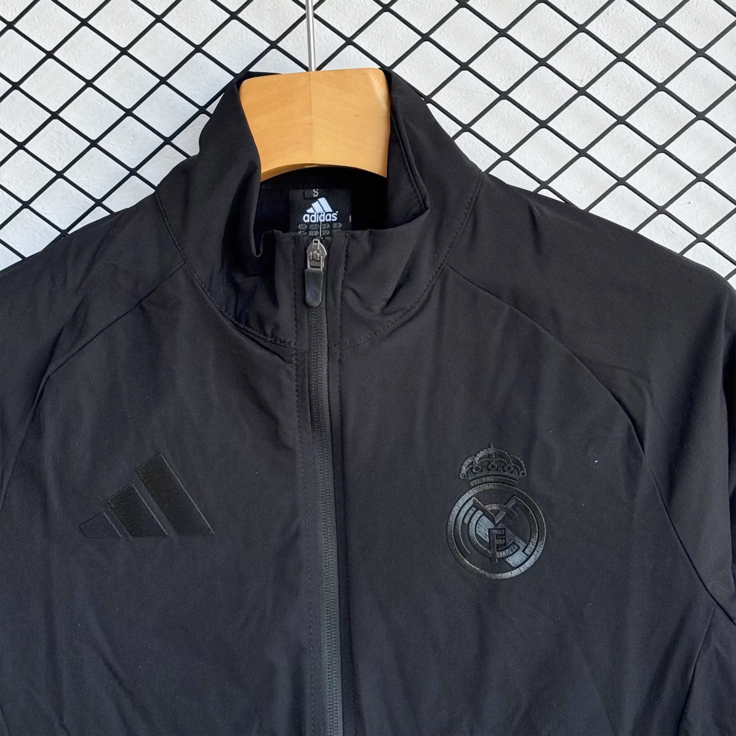 AlphaJersey-Real Madrid 25-26 Black Logo Windbreaker Training Set - Black Top and Pants