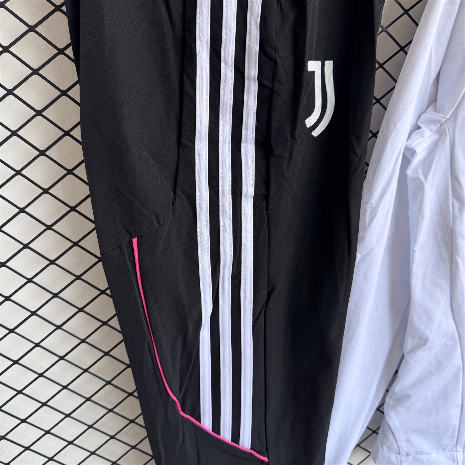 AlphaJersey-Juventus 25-26 Windbreaker Training Set - White Top and Black Pants