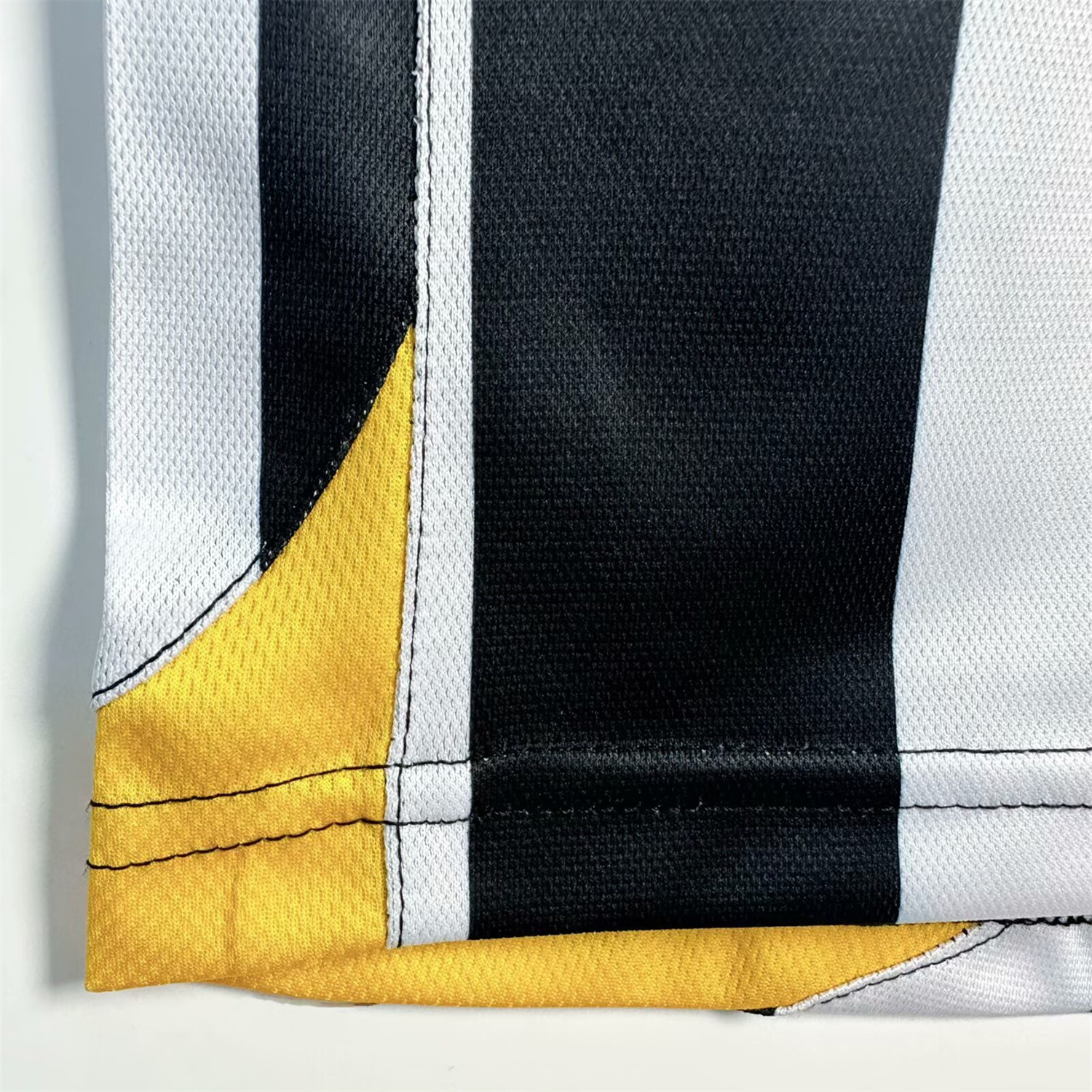 AlphaJersey-Retro Juventus 2005-06 Home Jersey