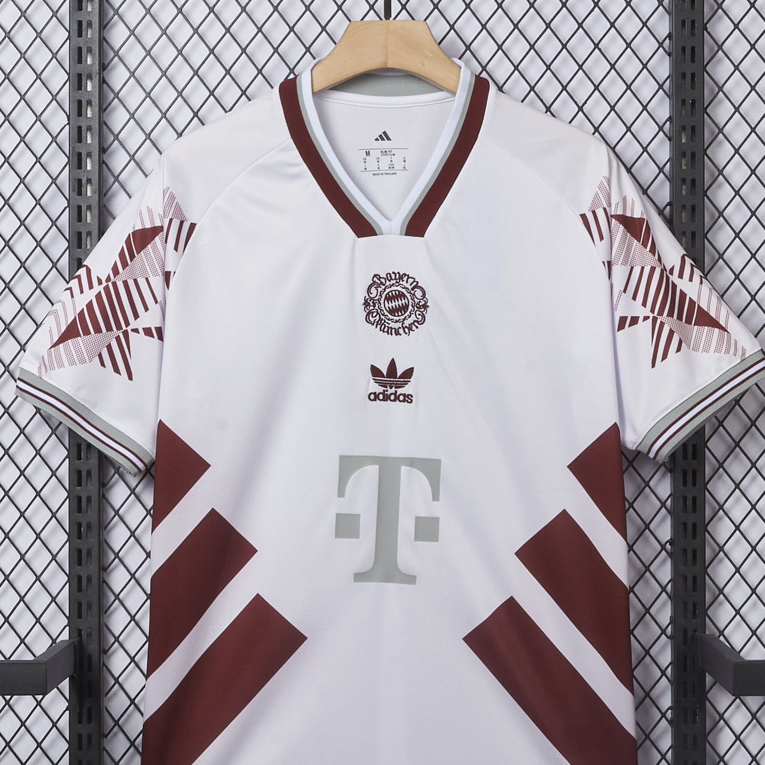 AlphaJersey-Bayern Munich 25-26 Throwback Trefoil Red Stripe White Special Jersey - Fans Version