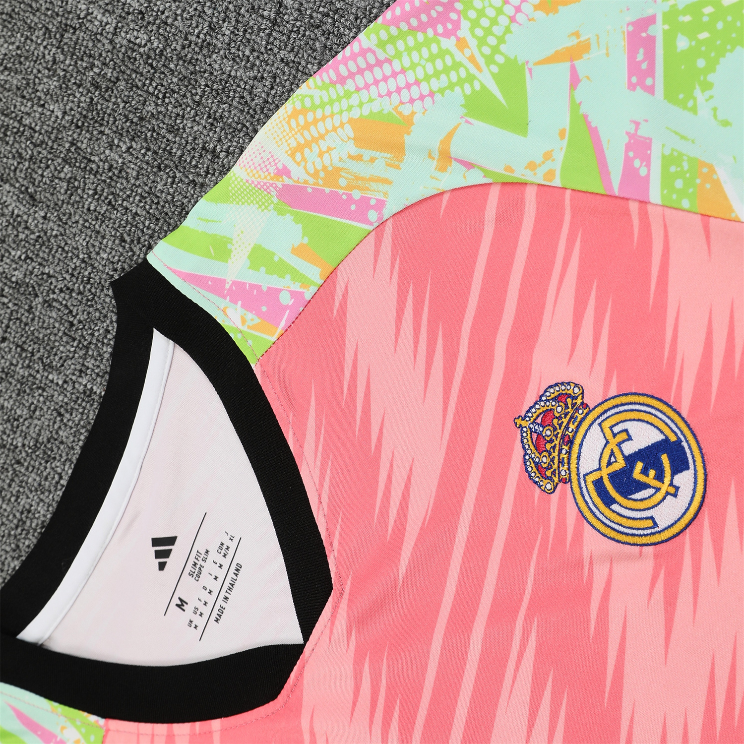 AlphaJersey-Real Madrid 25-26 Short-Sleeve Training Set - Pink Arrow Pattern Top & Black Shorts