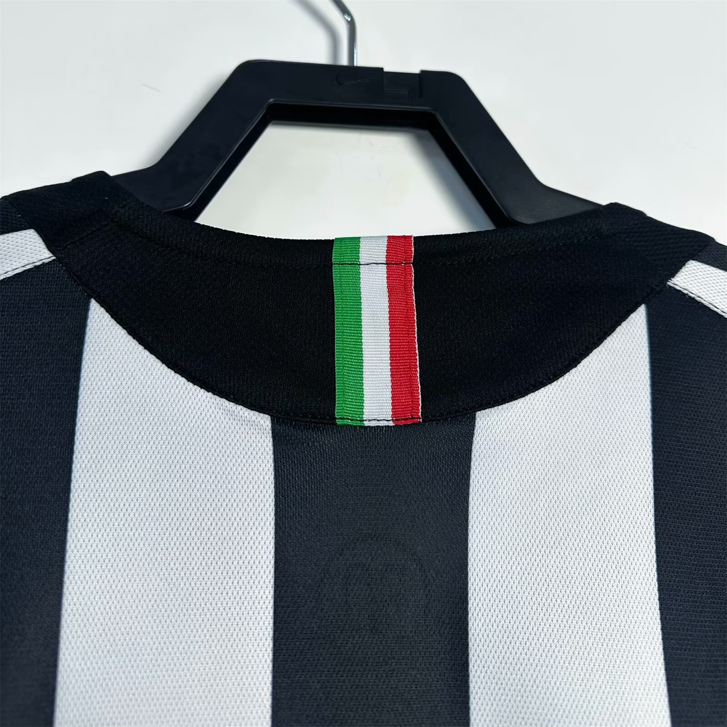 AlphaJersey-Retro Juventus 2005-06 Home Jersey