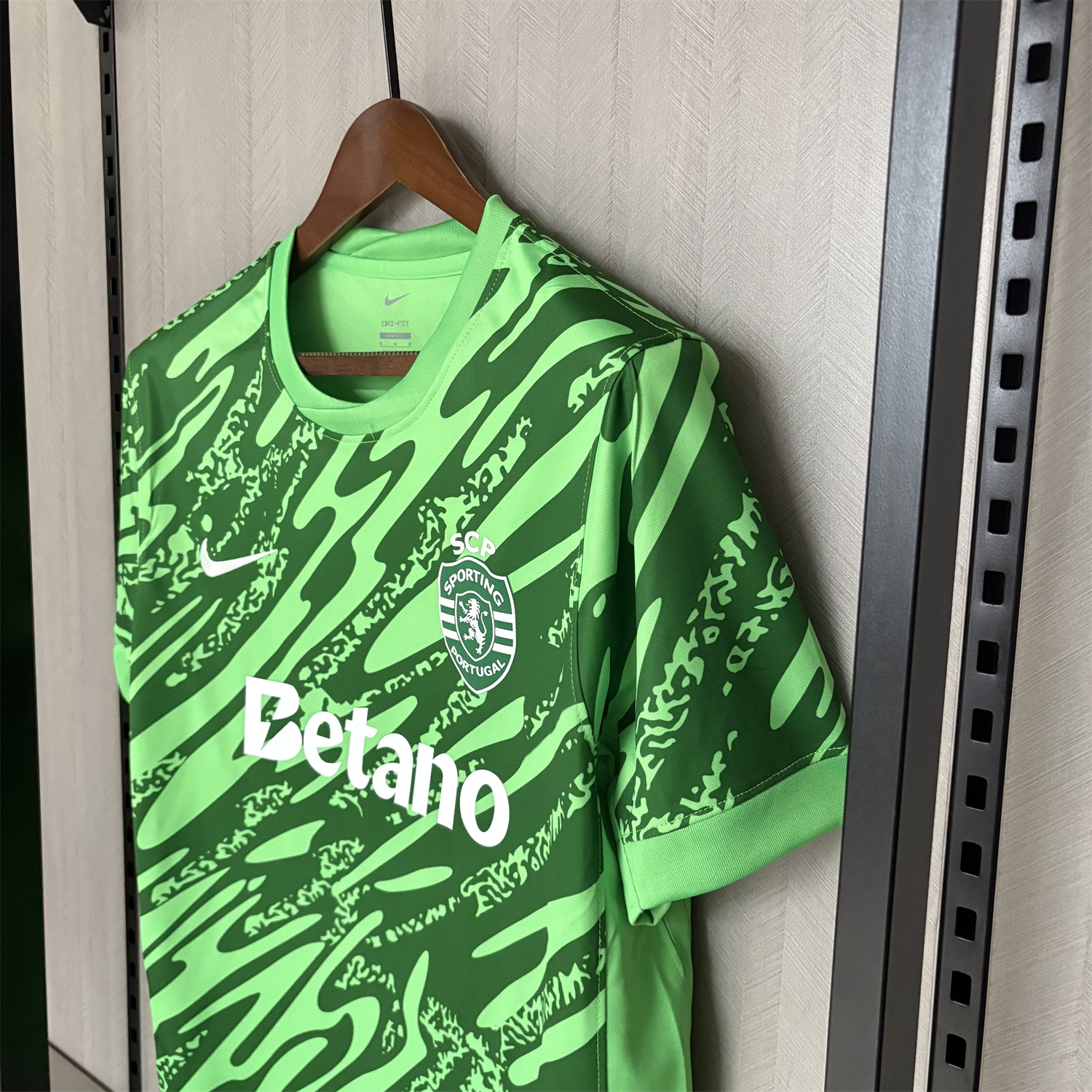 AlphaJersey-Sporting CP 25-26 Green Goalkeeper Jersey - Fans Version