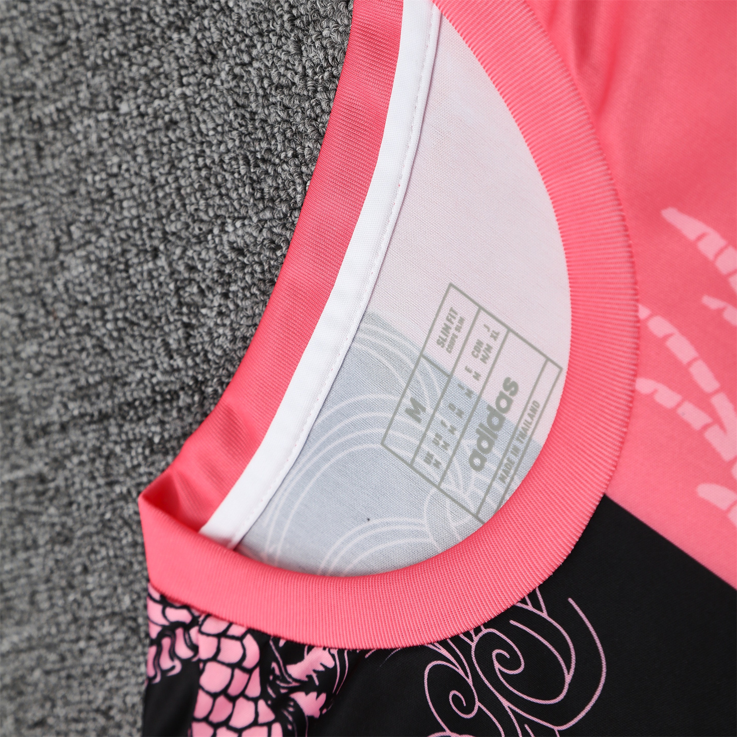 AlphaJersey-Real Madrid 25-26 Vest Training Set - Pink-Black Dragon Vest & Black-White Shorts