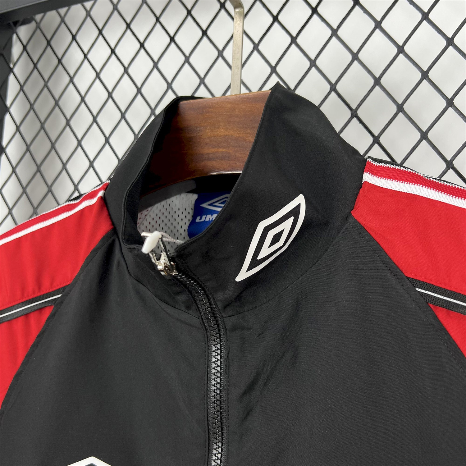 AlphaJersey-Retro Manchester United 1998-99 Throwback Windbreaker Jacket - Black and Red