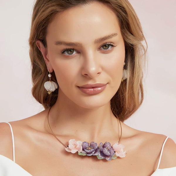 The Purple Begonia Collar Choker Necklace is a stunning accessory featuring a 14k gold-plated brass collar. Adorned with four exquisite acrylic begonia flowers—two vibrant purple in the center and two soft pink on the sides—it adds a touch of romantic flair to any outfit. Perfect for elevating your style.