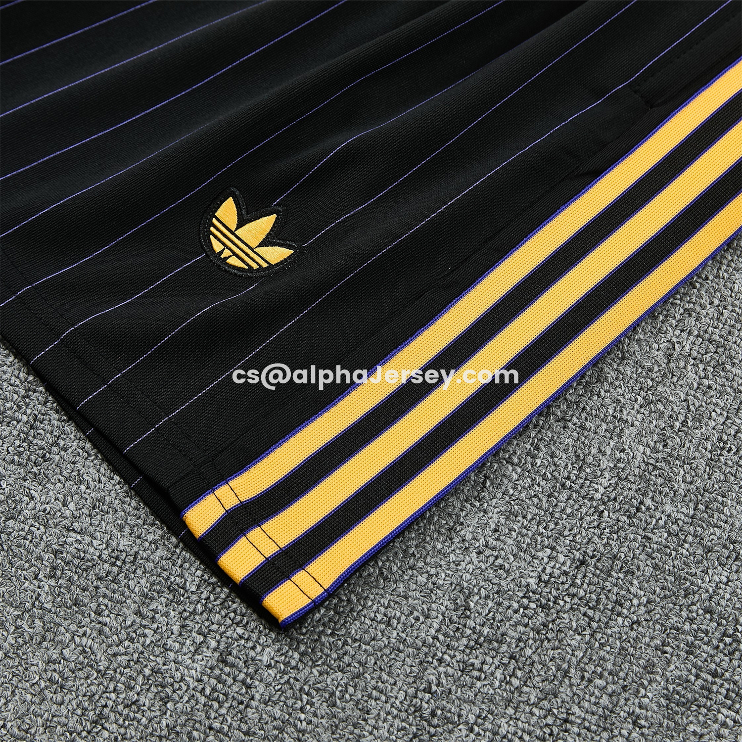 AJ-AlphaJersey-Manchester United 25-26 Retro Style Short-Sleeve Training Set - Black With Yellow Accents Top & Pants