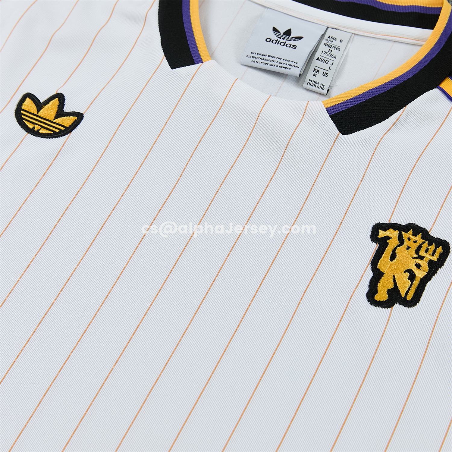 AJ-AlphaJersey-Manchester United 25-26 Retro Style Short-Sleeve Training Set - White With Thin Black Stripes Top & Pants