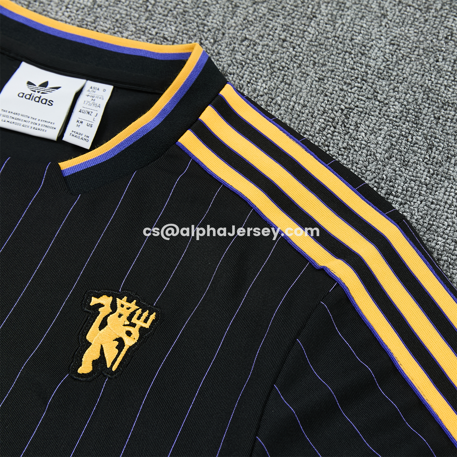 AJ-AlphaJersey-Manchester United 25-26 Retro Style Short-Sleeve Training Set - Black With Yellow Accents Top & Pants